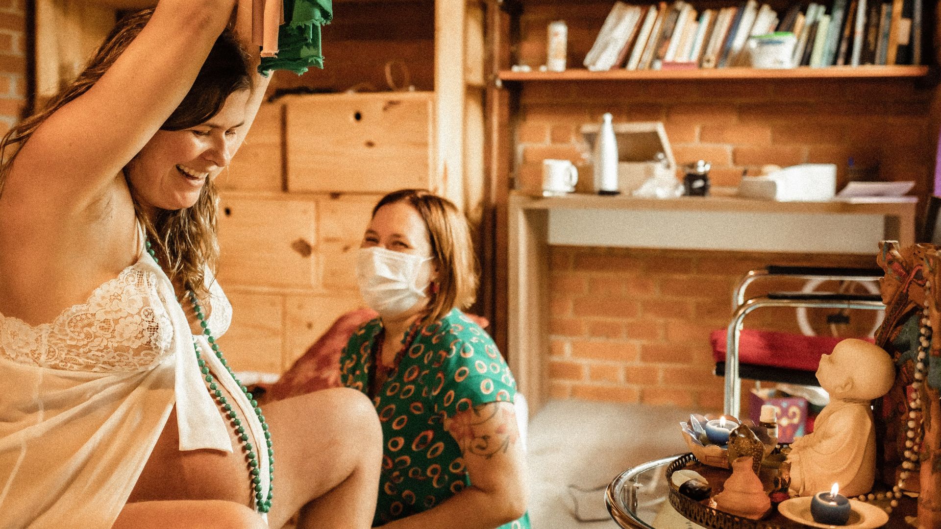 Gestante sorrindo com acompanhante