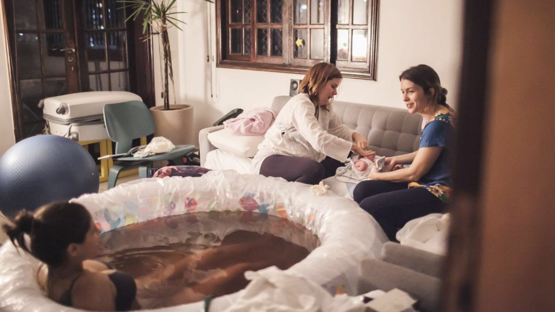 Parto domiciliar na piscina com equipe