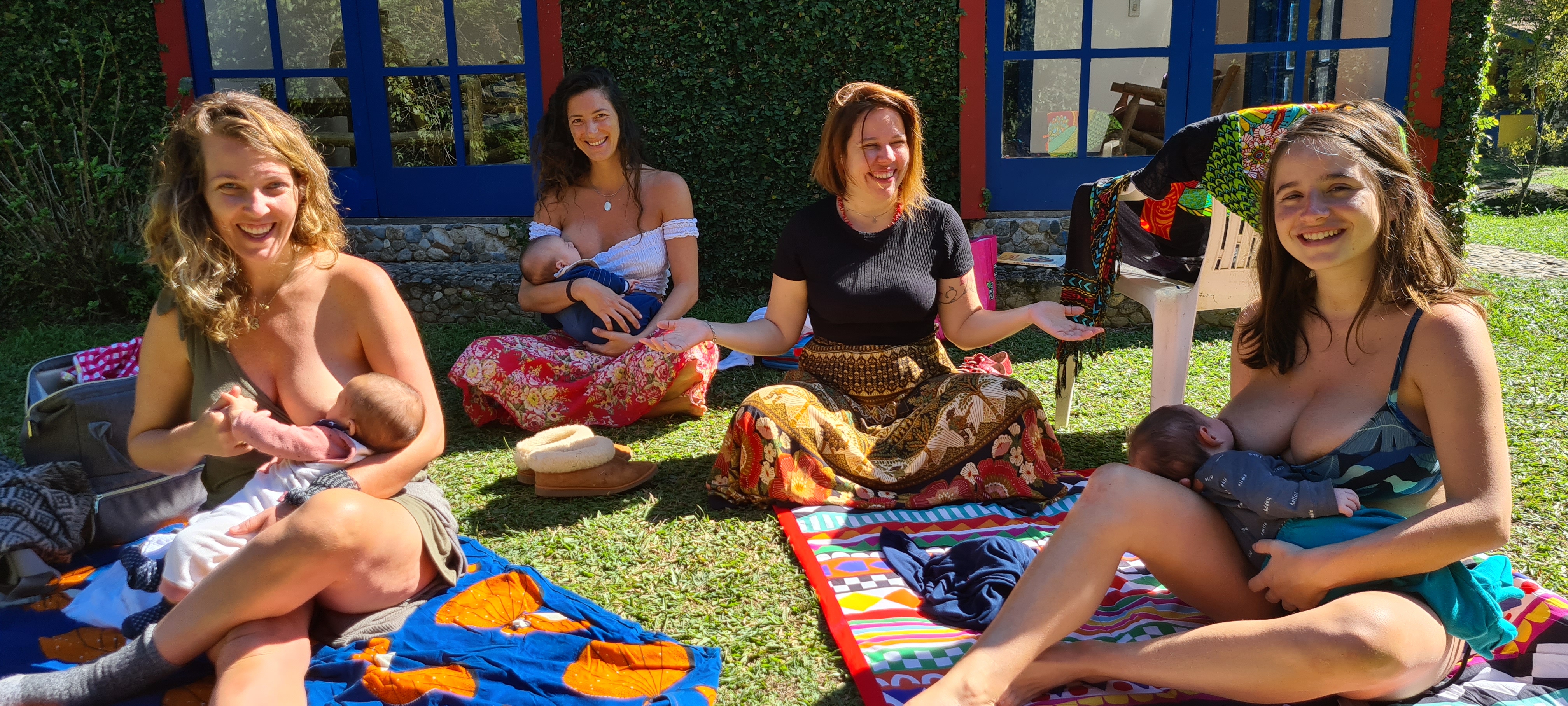 Mães amamentando ao ar livre em roda