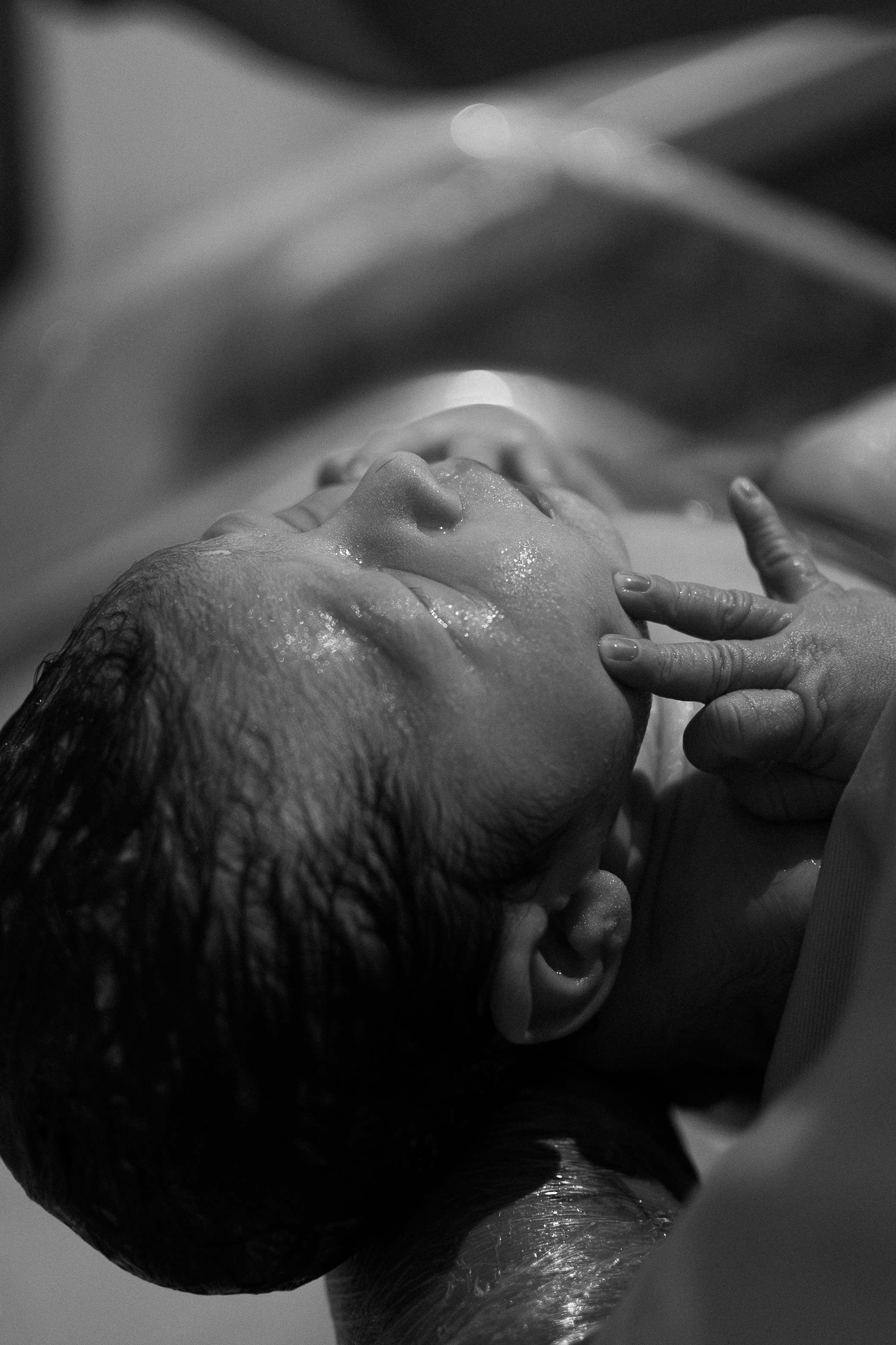 Rosto de recém-nascido em parto humanizado