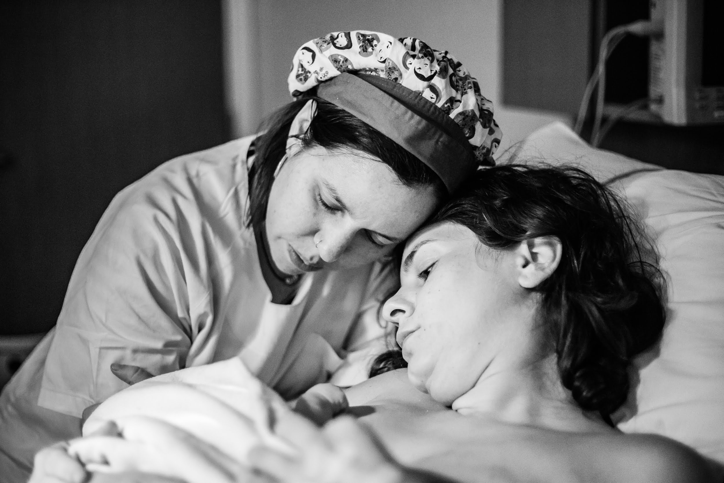 Parteira acolhendo mãe após parto humanizado