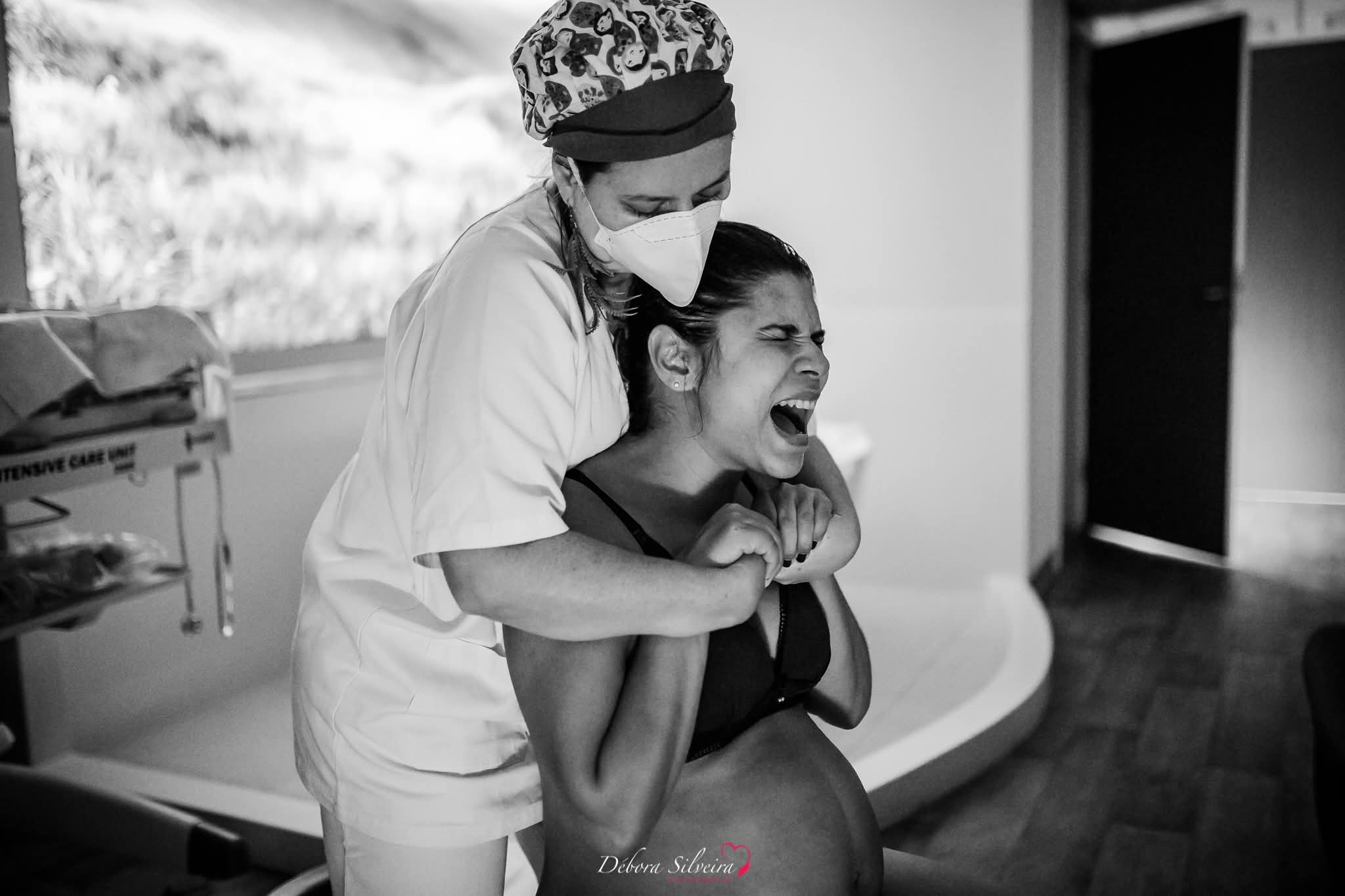 Momento intenso do parto com apoio da parteira