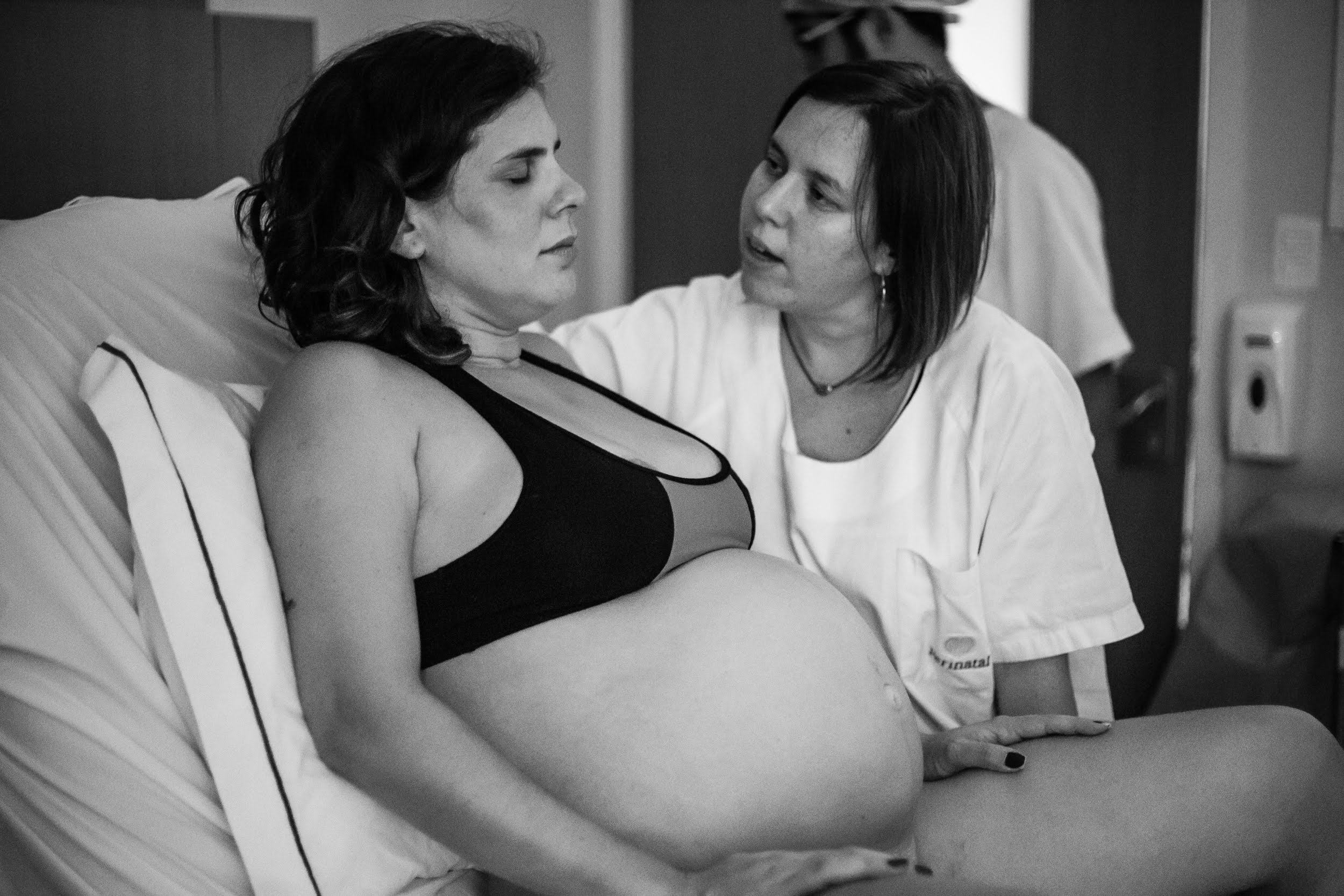 Dida Schneider parteira acompanhando trabalho de parto humanizado